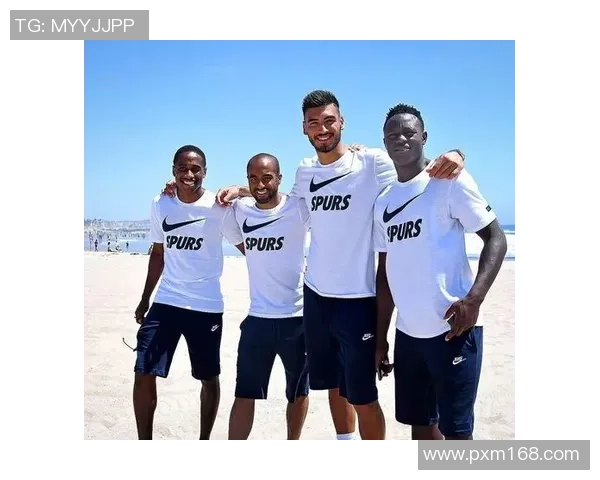 帅气足球球星引领潮流风尚 赛场外的时尚与魅力碰撞