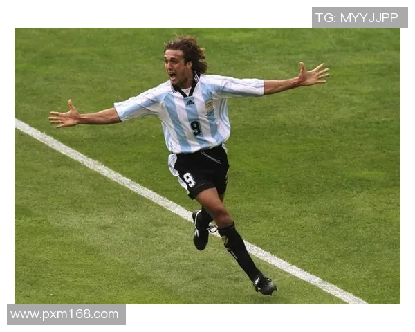 我最喜爱的足球明星是谁 他在球场上的表现给我带来了哪些感动